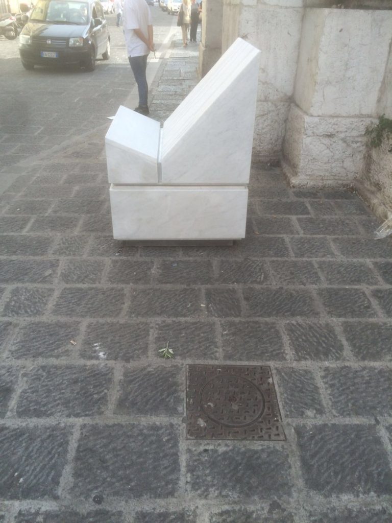 Aversa, nuovo arredo urbano in via Roma: ma è polemica