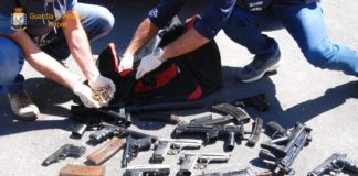 Melito: pistole, mitragliatrici e munizioni, scoperto l’arsenale della camorra