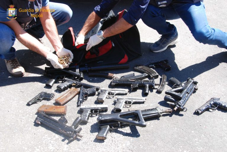 Melito: pistole, mitragliatrici e munizioni, scoperto l’arsenale della camorra