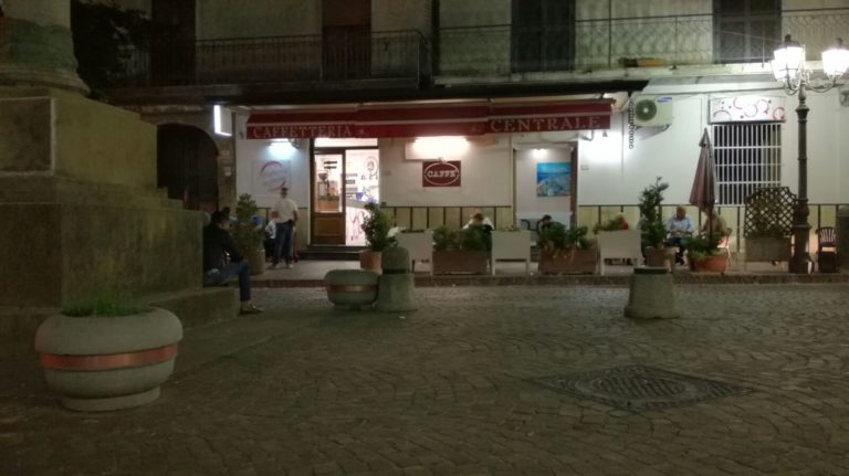 Panico a Lusciano, sparatoria a due passi dal municipio. Residenti barricati in casa