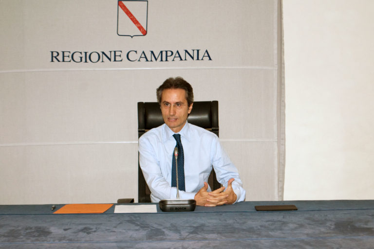 Aumenta la bolletta dell’acqua, Caldoro contro De Luca: senza idee, vecchia logica delle tasse