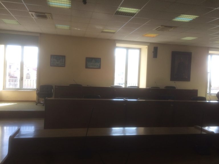 Aversa: la maggioranza non si presenta in consiglio. Ticket mensa e trasparenza in seconda convocazione