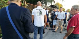 FOTO – Gricignano: tremendo scontro tra auto e moto, giovane centauro in gravi condizioni