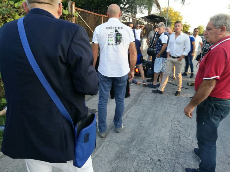 FOTO – Gricignano: tremendo scontro tra auto e moto, giovane centauro in gravi condizioni