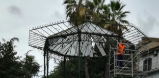 LA FOTO Aversa: Operaio su ponteggio per la messa in sicurezza della Cassa Armonica, il casco resta sul camion