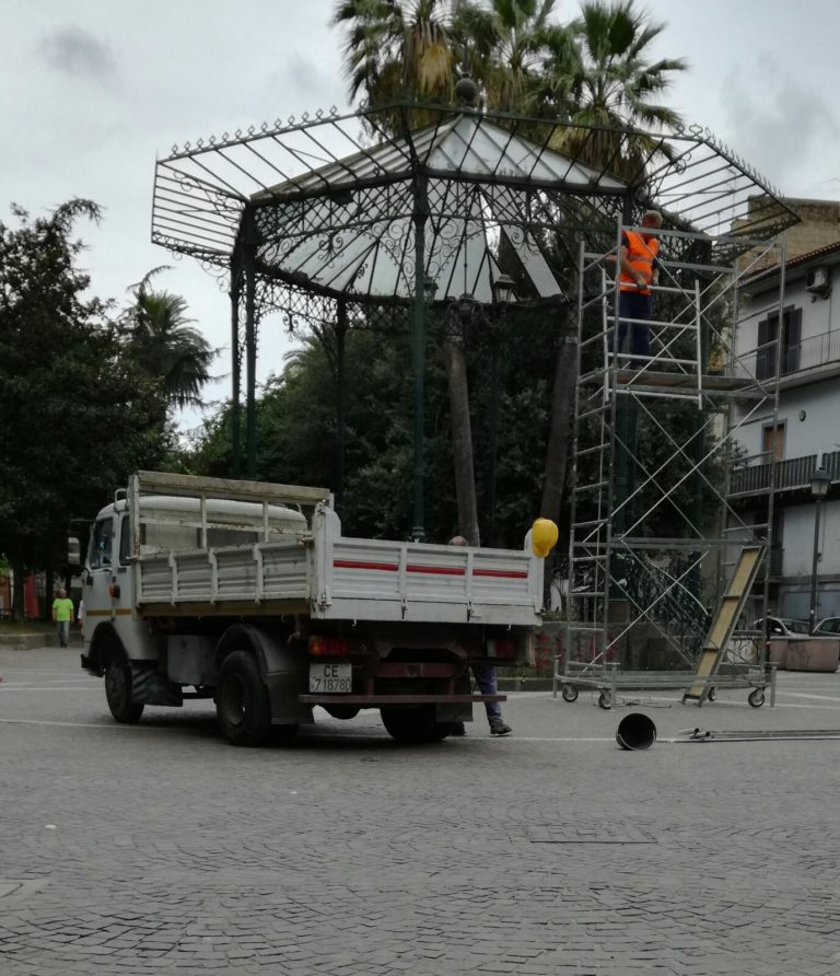 LA FOTO Aversa: Operaio su ponteggio per la messa in sicurezza della Cassa Armonica, il casco resta sul camion