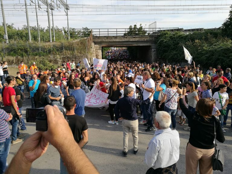 FOTOGALLERY – Gricignano, Carinaro e Teverola in piazza contro Econtransider: basta puzza