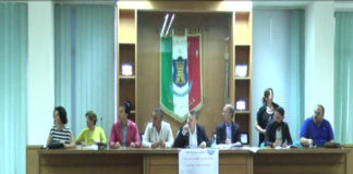 Orta di Atella: video integrale del consiglio comunale, scontro su Itc “Gallo”. Mentre Russo e Giardullo fanno i “professori” con Campania Notizie