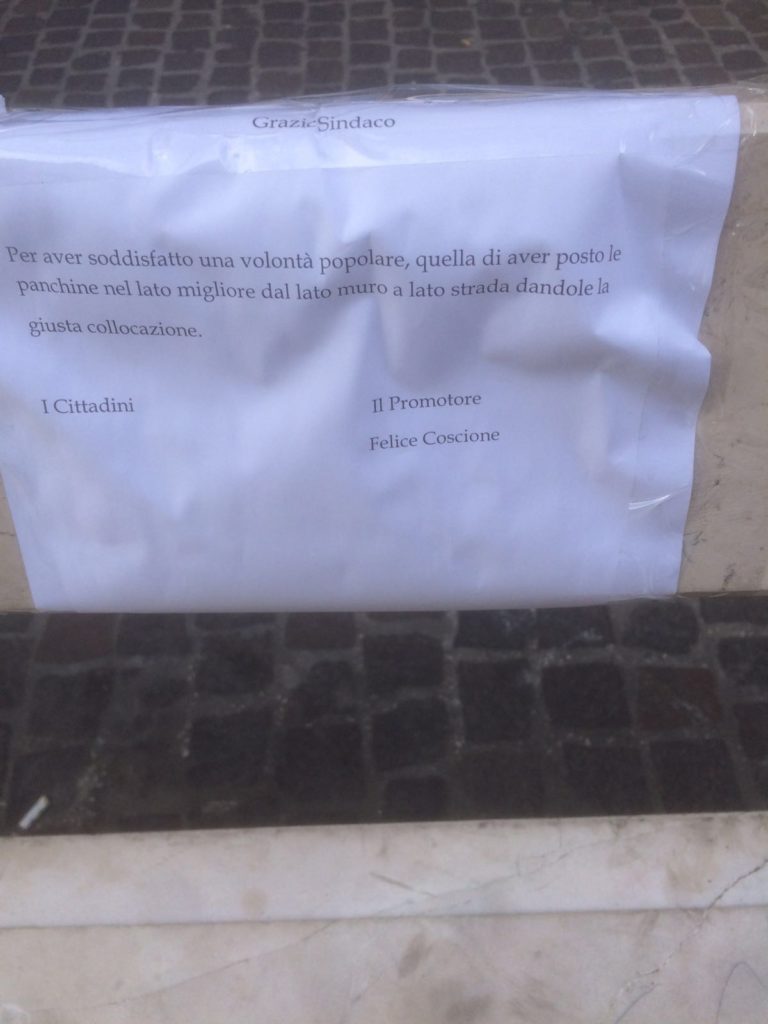 FOTO – Aversa, in via Roma girate le panchine, spunta cartello di apprezzamento