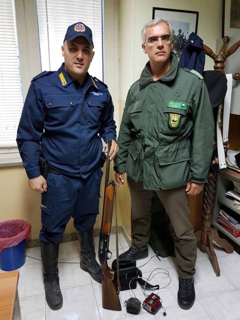 Servizio antibracconaggio di Enpa e WWf nel napoletano, trovato richiamo illegale uccelli