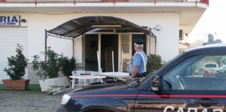 Ordigno esplode davanti circolo ricreativo in Irpinia, danni anche alle auto