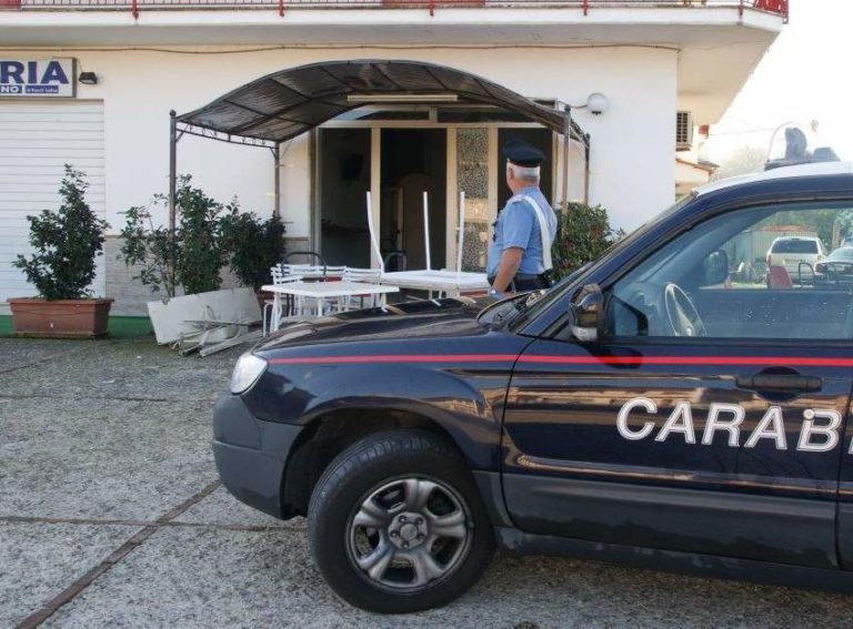 Ordigno esplode davanti circolo ricreativo in Irpinia, danni anche alle auto