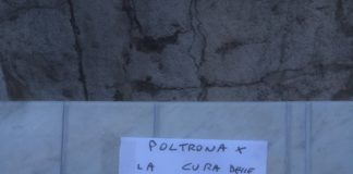 Aversa, stele in via Roma: l’ironia dla virtuale al reale LA FOTO