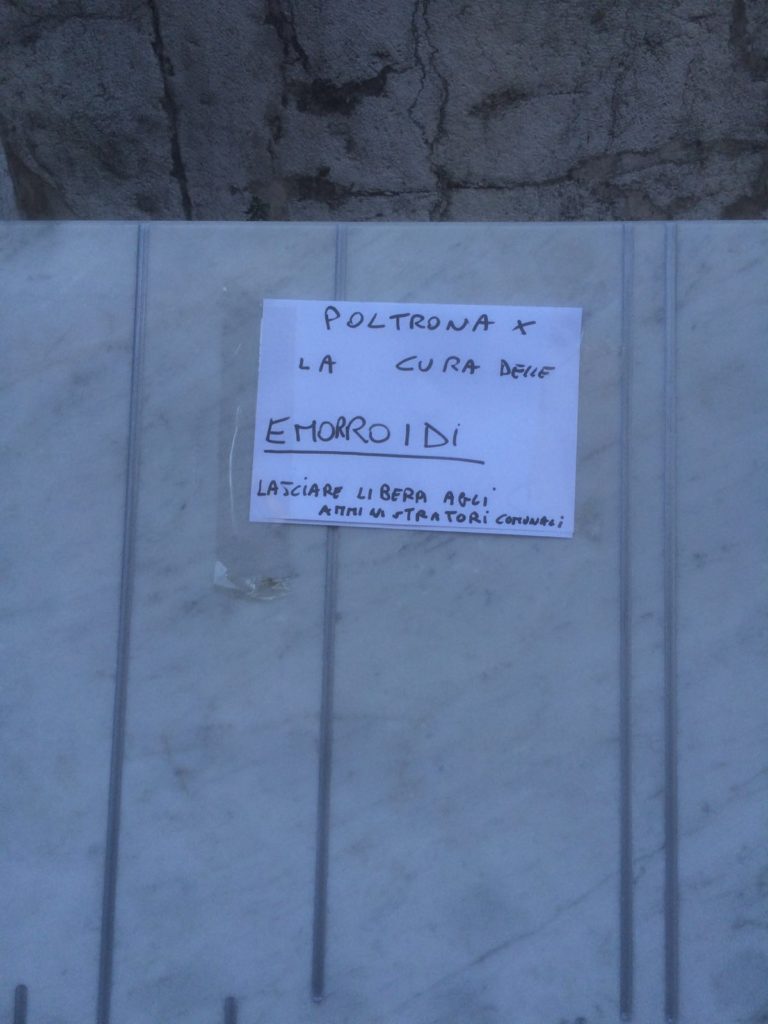Aversa, stele in via Roma: l’ironia dla virtuale al reale LA FOTO