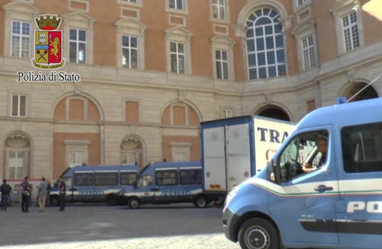 Abusivi nella Reggia di Caserta, scatta blitz per sgombero