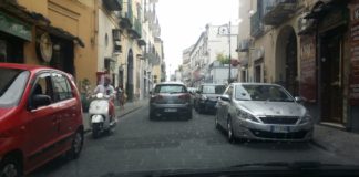 Aversa: doppio senso su via Roma, le auto in sosta bloccano la circolazione. LA FOTO