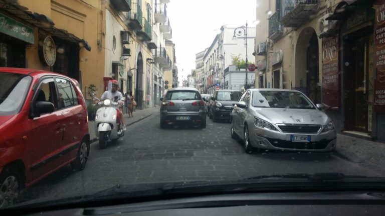Aversa: doppio senso su via Roma, le auto in sosta bloccano la circolazione. LA FOTO