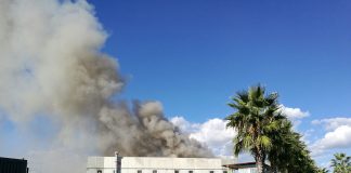 VIDEO E FOTOGALLERY – Gricignano, in fiamme l’Ecotransider: decine di cittadini sul posto