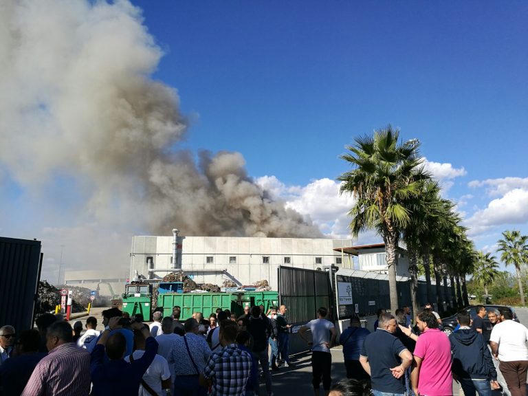 VIDEO E FOTOGALLERY – Gricignano, in fiamme l’Ecotransider: decine di cittadini sul posto