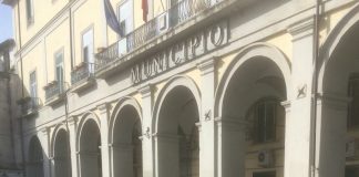 Aversa: uomo nell’ufficio del sindaco, minaccia di far saltare tutto in aria