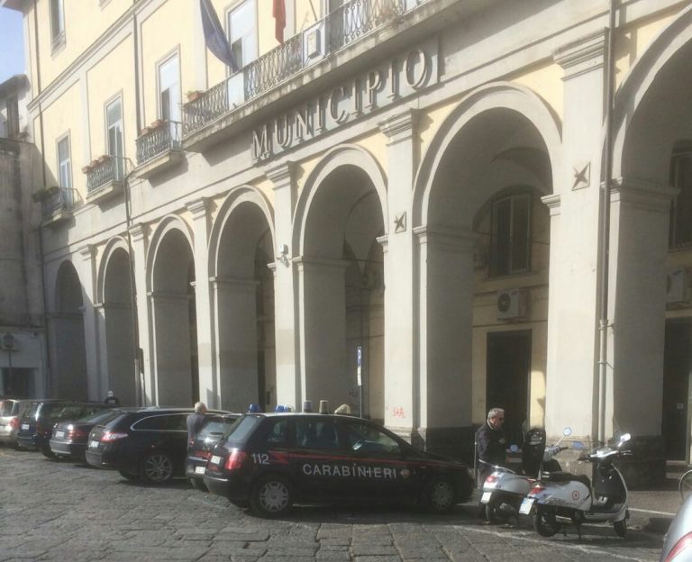 Aversa: uomo nell’ufficio del sindaco,  minaccia di far saltare tutto in aria