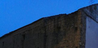 FOTO – San Marco Evangelista, paura in via vecchia San Marco: crolla palazzina fatiscente