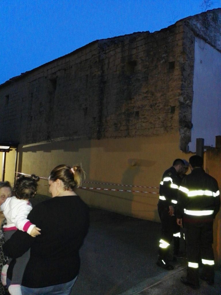 FOTO – San Marco Evangelista, paura in via vecchia San Marco: crolla palazzina fatiscente