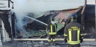 Castel Volturno: incendio danneggia stabilimento balneare, rogo potrebbe essere doloso
