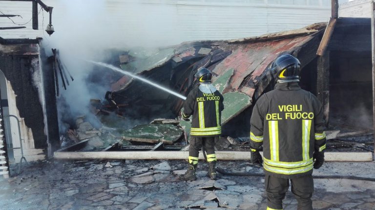 Castel Volturno: incendio danneggia stabilimento balneare, rogo potrebbe essere doloso
