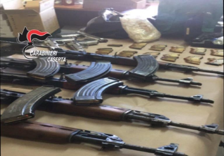 Trentola Ducenta: nascondeva un arsenale in garage, arrestato 66enne. Recuperati 5 kalashnikov