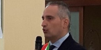 Litorale Domizio, cittadini manifestano contro il degrado: sindaco Schiappa in piazza