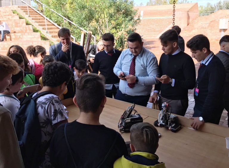 Lo stand del Villaggio dei Ragazzi spopola a Città della Scienza