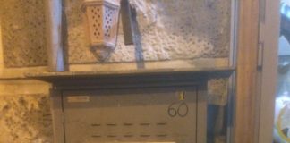 FOTO – Aversa, volantini anonimi contro l’amministrazione affissi in centro