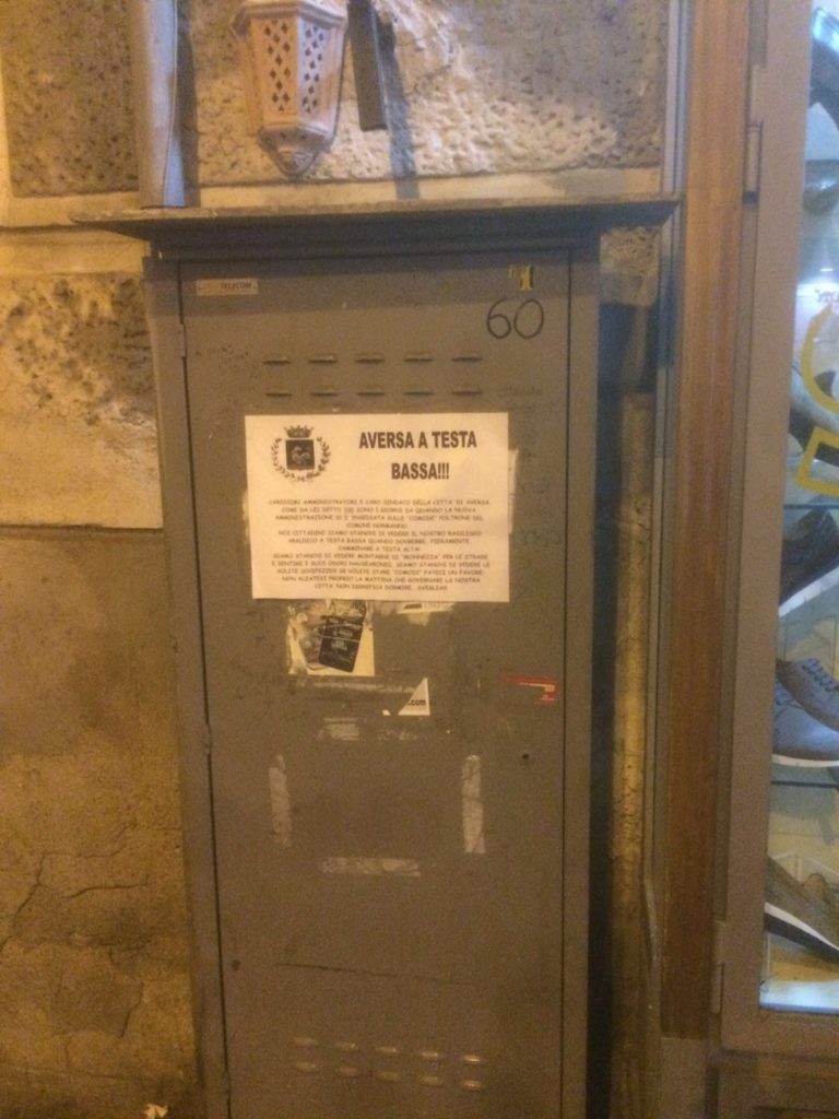 FOTO – Aversa, volantini anonimi contro l’amministrazione affissi in centro