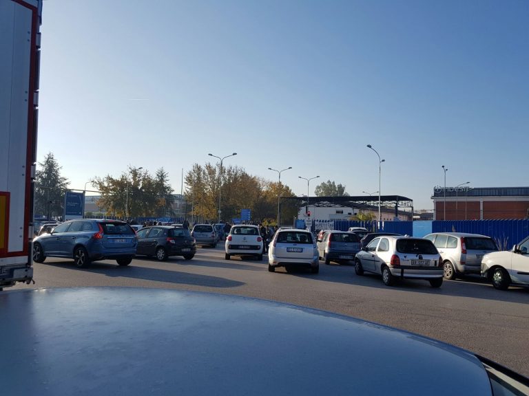 FOTO – Carinaro: 180 operai Whirlpool restano in cassa integrazione, scatta li blocco dello stabilimento