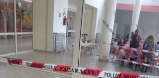 FOTOGALLERY – Aversa, foto choc dalla scuola dell’infanzia Cimarosa: piove dal tetto. E’ stata inaugurata nel 2007
