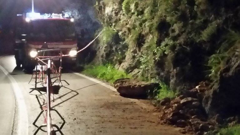 FOTO – Massi sulla carreggiata, isolato il comune di Castello Matese