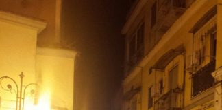 FOTO – Aversa, auto investita da calcinacci in via Piave