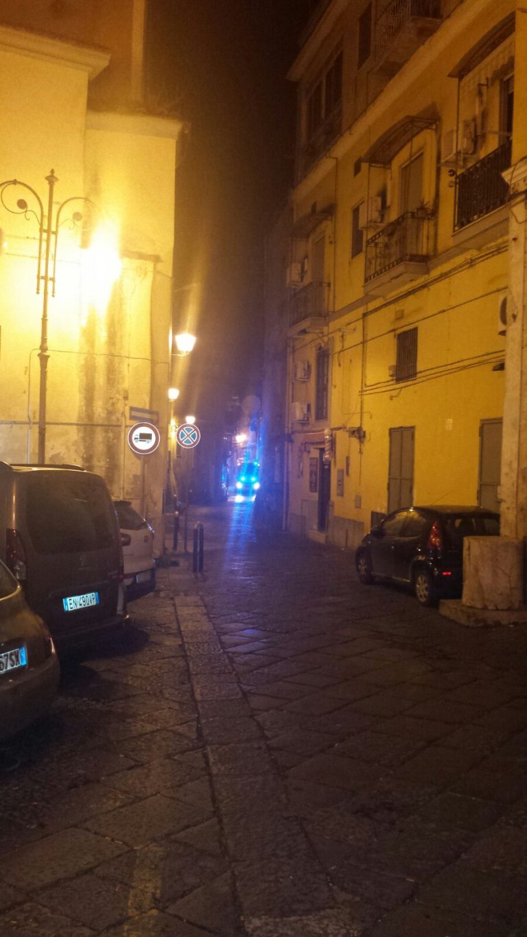FOTO – Aversa,  auto investita da calcinacci in via Piave