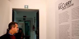 Napoli, De Magistris al Pan: visita la mostra di McCurry