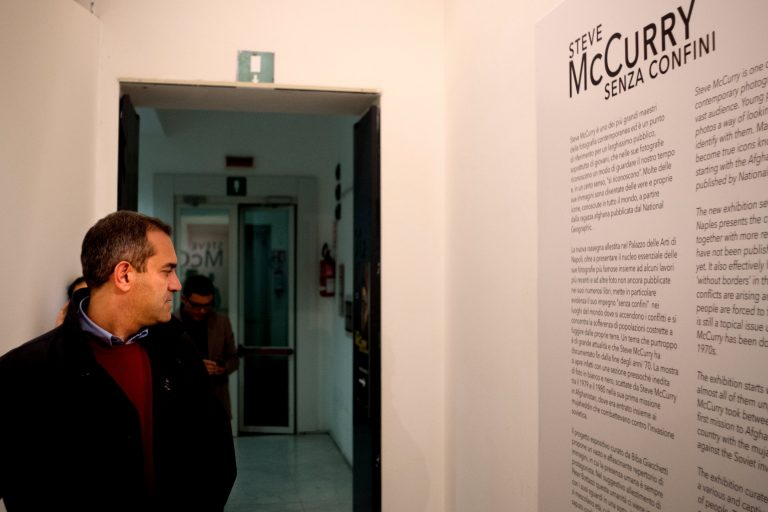 Napoli, De Magistris al Pan: visita la mostra di McCurry