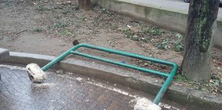 FOTO – Aversa, danneggiato barriere della villa comunale