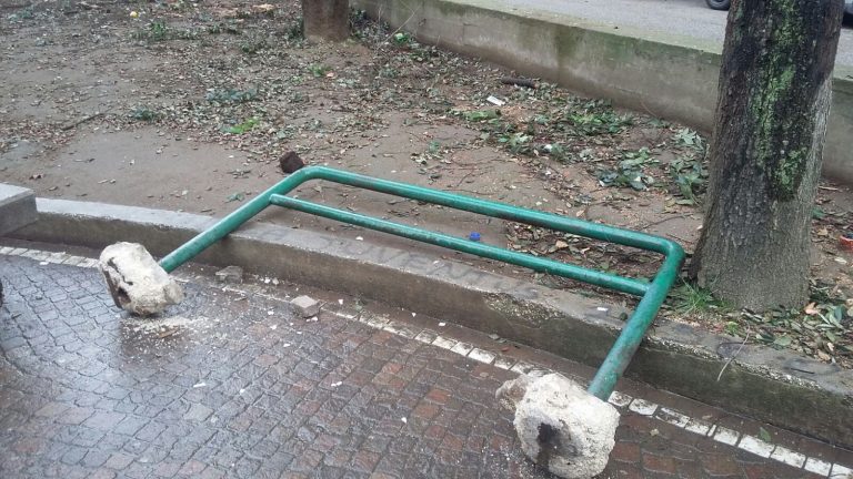FOTO –  Aversa,  danneggiato barriere della villa comunale