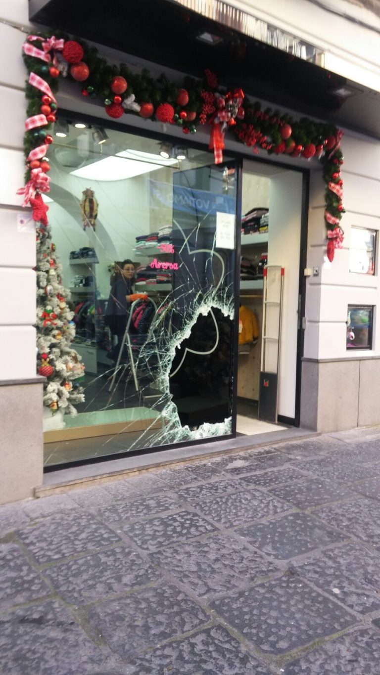 Aversa,  furto in un negozio di via Garibaldi,  vetrina sfondata