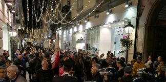 FOTO – Caserta: manifestazione anti-Renzi all’esterno del comunale