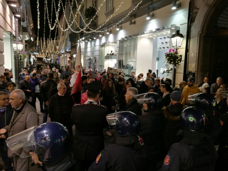 FOTO – Caserta: manifestazione anti-Renzi all’esterno del comunale
