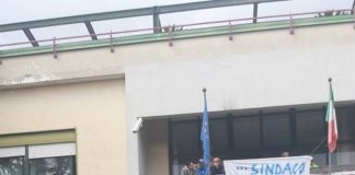 FOTO – Orta: protesta degli operatori ecologici, sono da mesi senza stipendio. Appeso uno striscione sulla facciata del municipio