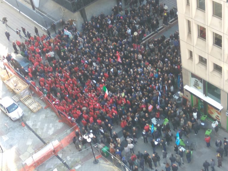 Disdetta contratto nazionale, lavoratori Tim in presidio al centro direzionale