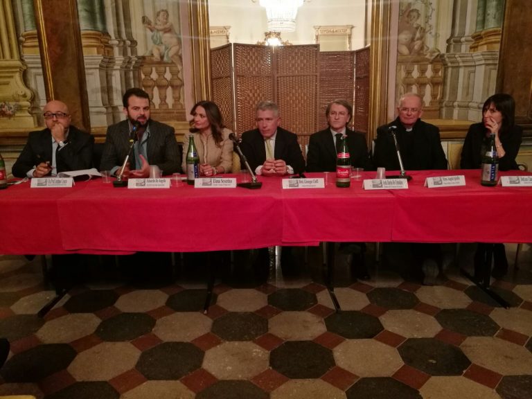 FOTO E VIDEO – Aversa, successo per la presentazione del film Indivisibili