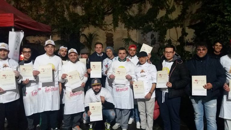FOTOGALLERY – Orta: pizza e solidarietà, grande successo per l’iniziativa. Protagonisti i ragazzi della onlus “Vita al centro”
